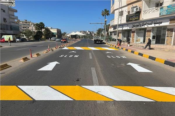 وضع علامات إرشادية وإقامة المطبات الصناعية الملونة بشوارع الغردقة