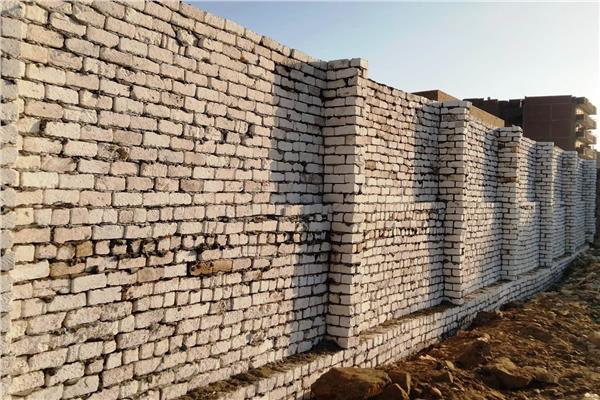 محافظ أسوان يكلف بترميم سور جبانة أسوان القديمة