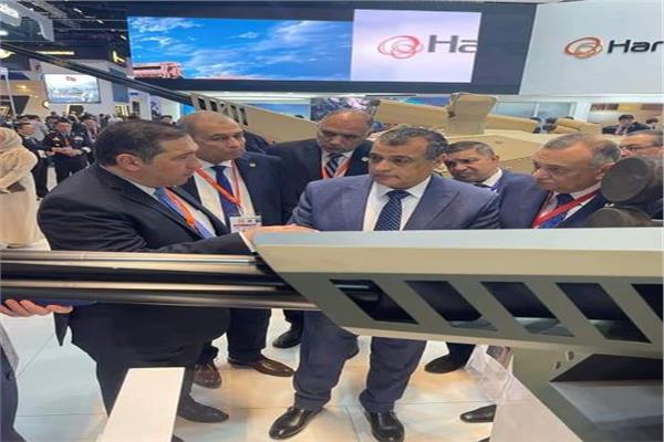 وزير الدولة للإنتاج الحربي خلال تفقده المعرض