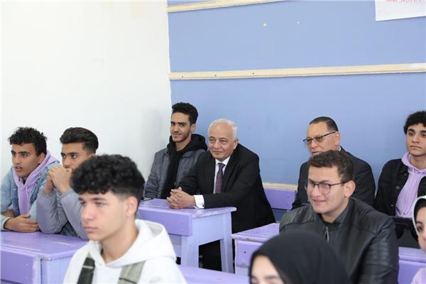 وزير التعليم ومحافظ الشرقية وسط الطلاب