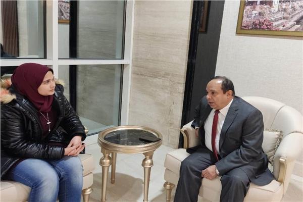 معتز عاشور رئيس الاتحاد المصري لتنس الطاولة مع محررة بوابة أخبار اليوم