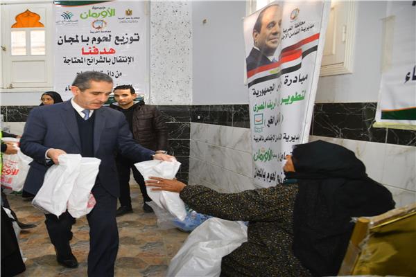محافظ الغربية يسلم مساعدات للأهالي 