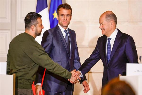 أولاف شولتز وإيمانويل ماكرون وفلاديمير زيلينسكي