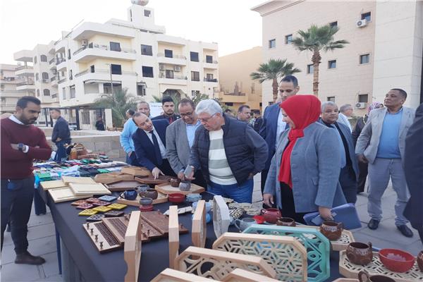 أثناء تفقد معرض «أيادي الجنوب في طريق الكباش»