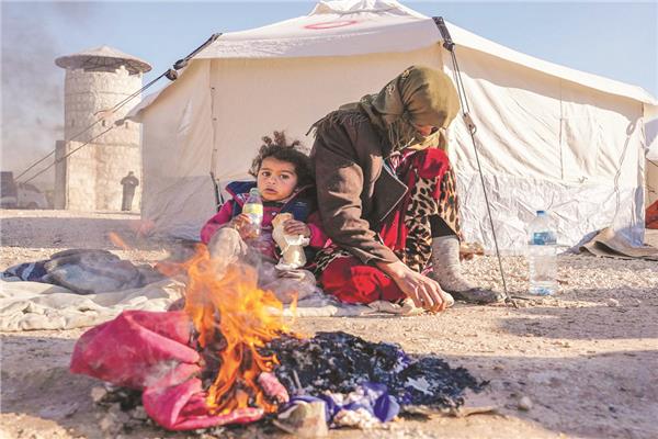 أطفال نازحون سوريون يجلسون فى مركز إيواء أقيم لدعم المتضررين من الزلزال المدمر فى غازى عنتاب
