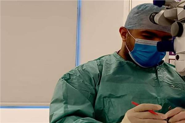 الدكتور شريف إكرام، استشاري جراحات العيون الدقيقة بانجلترا
