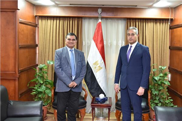 حسن شحاتة وزير القوى العاملة خلال استقباله سفير دولة بنجلاديش الشعبية بالقاهرة
