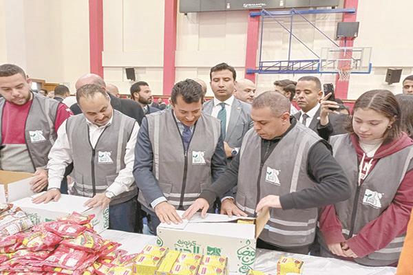 وزير الشباب والرياضة خلال مشاركته فى حملة «إفطار صائم» .. وفى الإطار الفتاة نادرة