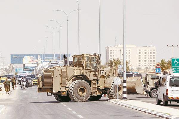 جرافة عسكرية إسرائيلية تقطع طريقاً على مدخل مدينة أريحا 