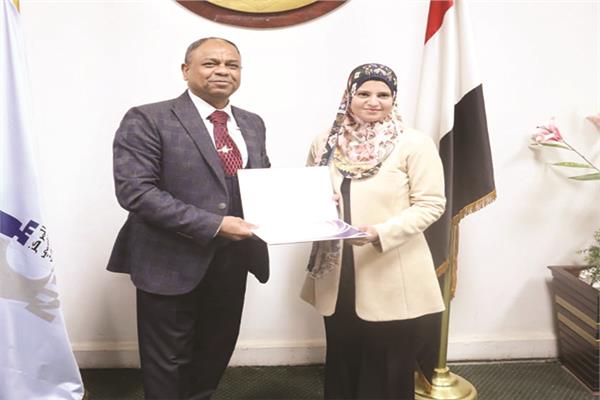 المركز القومي للبحوث يكرم الأستاذة إيمان طعيمة محررة مجلة آخر ساعة