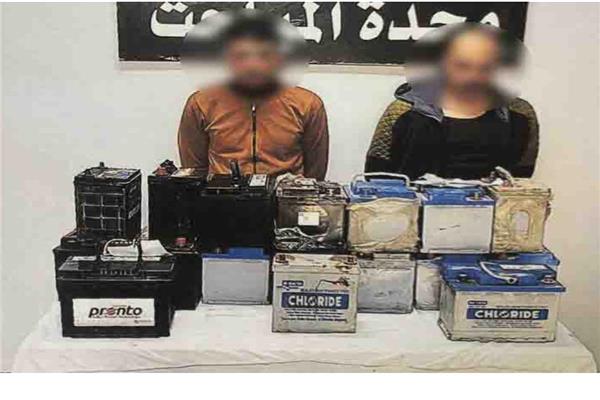 المتهمان امامهم المضبوطات