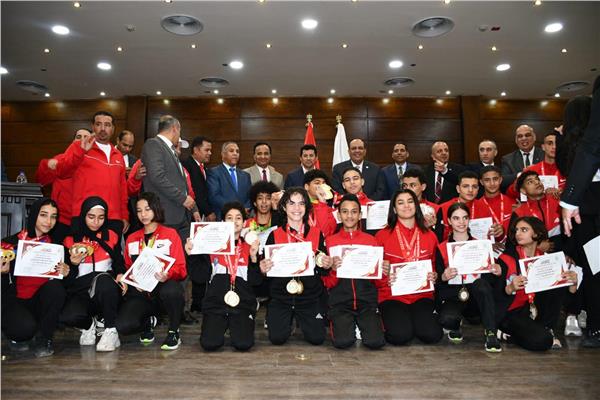 وزير الرياضة يكرم لاعبي ولاعبات لمنتخبات الوطنية للرماية والريشة الطائرة والوشو كونغ فو، والهوكي