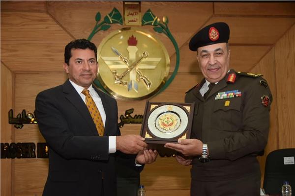 مدير أكاديمية ناصر العسكرية يكرم وزير الشباب والرياضة