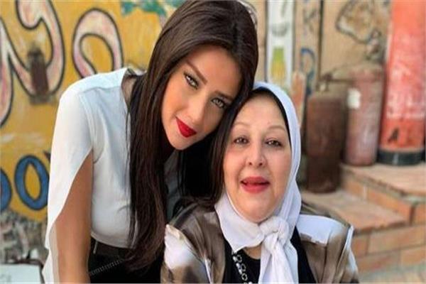 رضوي الشريني ووالدتها 