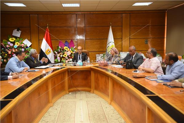 جامعة أسيوط تبحث مع كليتي الطب البيطري والزراعة زيادة الإنتاجية وتحقيق الأمن الغذائي