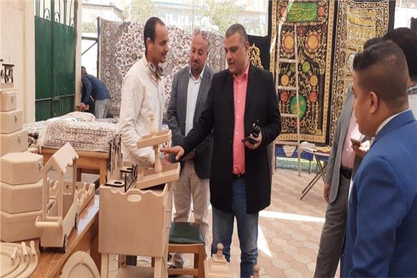رئيس أشمون يتفقد المعرض