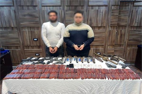 المتهمون وبحوزتهما المضبوطات