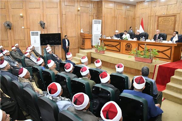 وزير الأوقاف خلال لقائه بقيادات الدعوة   