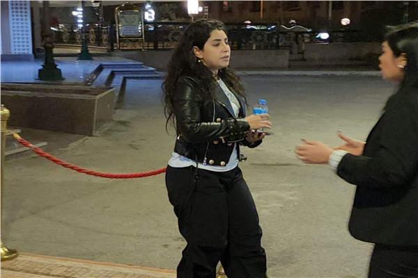 أيتن عامر تقدم واجب العزاء للفنانة رشا مهدي
