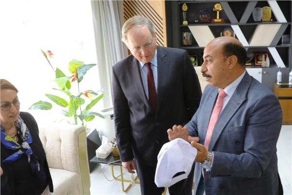  محافظ أسوان : دراسة تنفيذ مشروع  للإرتقاء بمنظومة النظافة العامة لتحويل مدينة أسوان صديقة للبيئة 