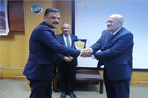 تكريم رئيس هيئة الثروة المعدنية