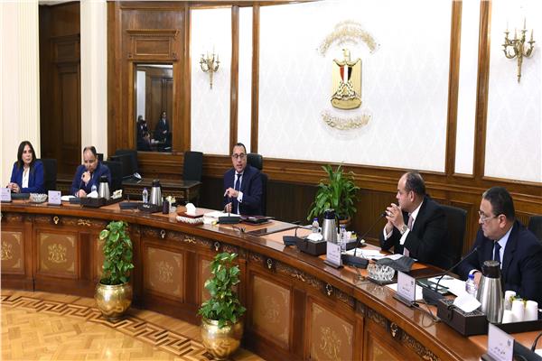  رئيس مجلس الوزراء خلال الاجتماع