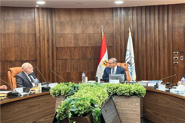 رئيس الرقابة النووية خلال اللقاء