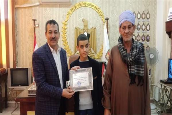 كرم المحاسب  عامر عوض رئيس مركز ومدينة طهطا الطفل محمود ياقوت