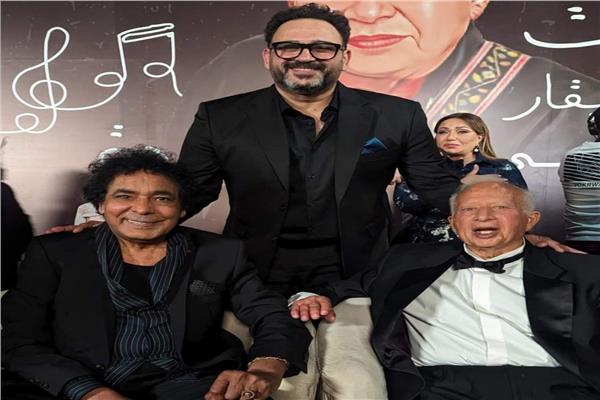 الفنان أكرم حسني يتوسط الموسيقار هاني شنودة والمطرب محمد منير