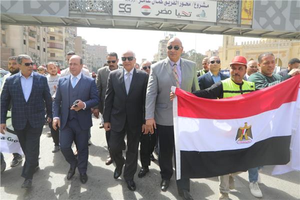 محافظ الجيزة أثناء الجولة