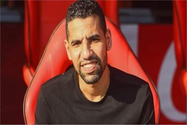 مؤمن زكريا يؤدي مناسك العمرة برفقة أسرته 