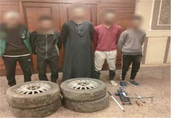 المتهمين وبحوزتهما المضبوطات