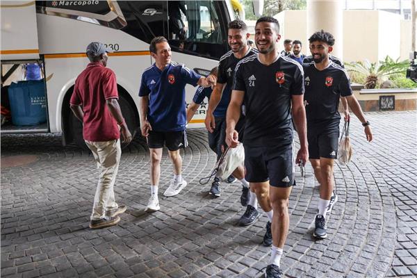لاعبو الأهلي يتوجهون إلى ملعب المباراة