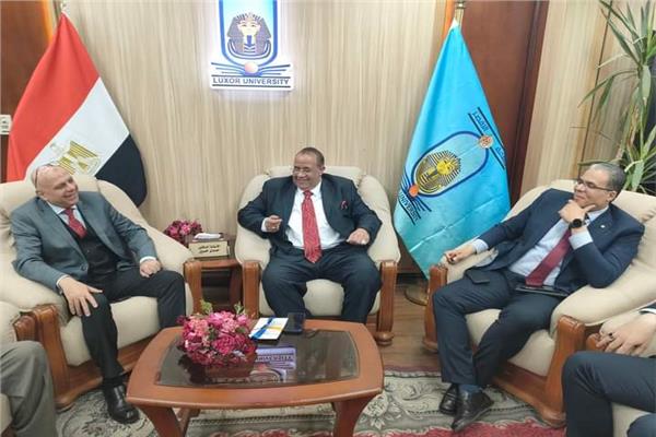 رئيس جامعة الأقصر يبحث مع وفد البنك الأهلى آليات إصدار الكارت الذكي "ميزة" لطلاب الجامعة‎‎