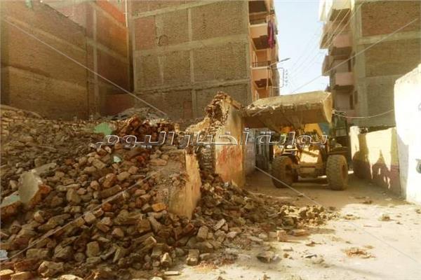 إزالة منزل آيل للسقوط بالشرقية