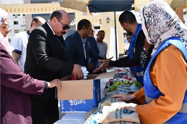 اللواء أشرف عطية محافظ أسوان بتفقد قافلة السلع والمواد الغذائية