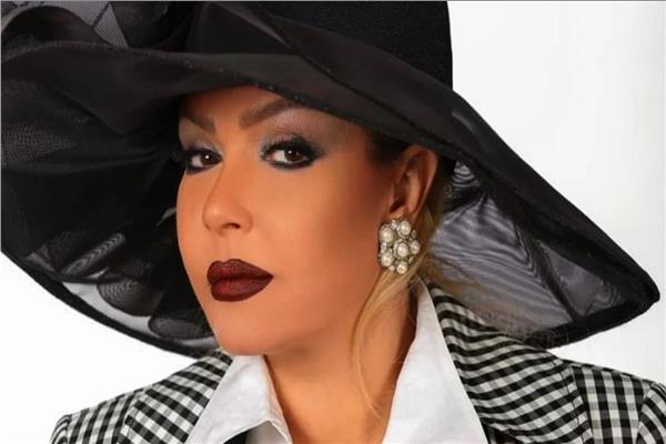 الفنانة لوسي 