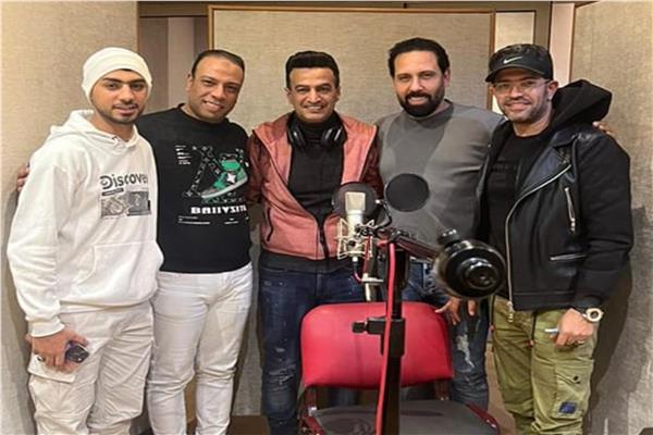 سمسم شهاب داخل الاستوديو مع فريق عمل الأغنية