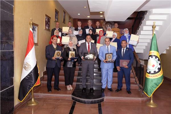 تكريم الفائزين بالمركز الأول والثاني بالوحدات المحلية