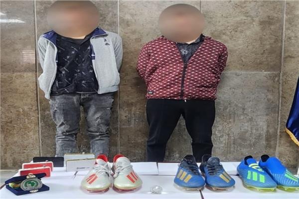 المتهمين وبحوزتهما المضبوطات