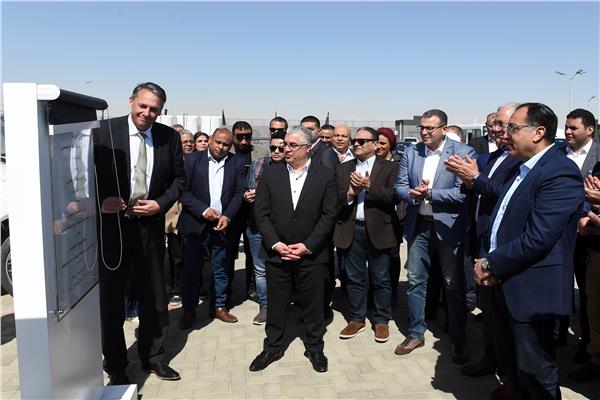 رئيس الوزراء خلال افتتاح المركز اللوجيستي لشركة مرسيدس