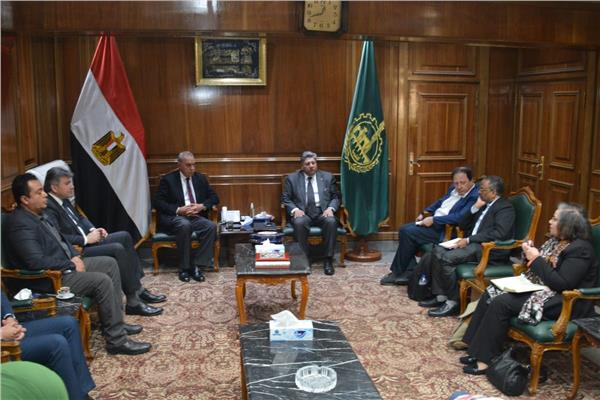 محافظ القليوبية يجتمع مع أعضاء البنك الدولي