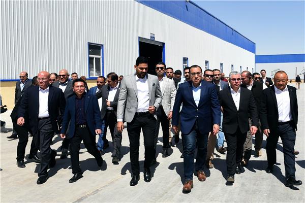 رئيس الوزراء أثناء افتتاح مشروع شركة "إيجيبت فان يانغ"