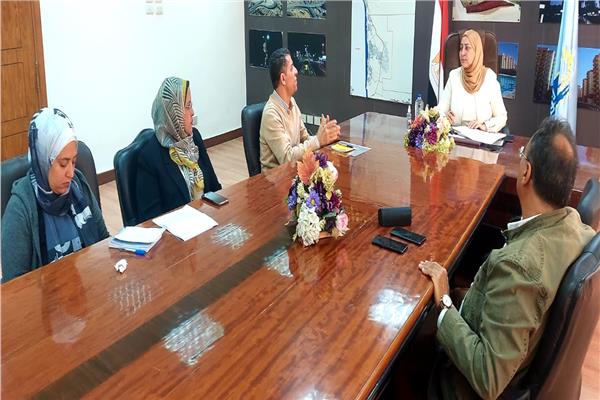  نائب محافظ القاهرة تتابع مشروعات الطرق بحي دار السلام وطره 