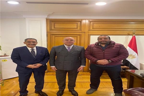 نقيب الصحفيين ومحمد شبانة خلال لقائهما بوزير الإسكان