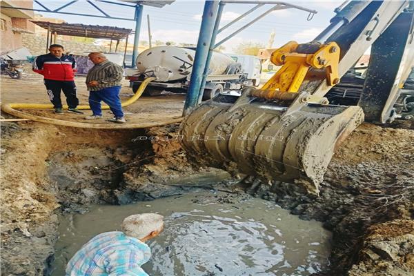 السيطرة علي انفجار لخط مياه وإصلاحه بالإسماعيلية وتطهير وتعقيم خزانات محطات والسويس