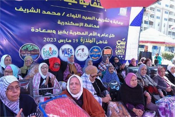 محافظ الإسكندرية يكرم ٧٠ أما مثالية في احتفالية بشاطئ المندرة  