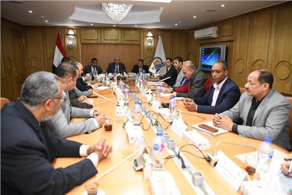 محافظ قنا يناقش تيسير كافة إجراءات تصدير منتجات مصانع المنطقة الحرة العامة بقفط