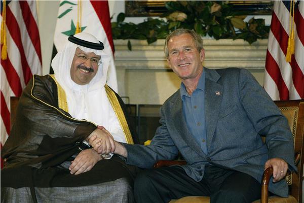 غازي الياور يصافح جورج بوش خلال قمة مجموعة الثماني في 9 يونيو 2004 