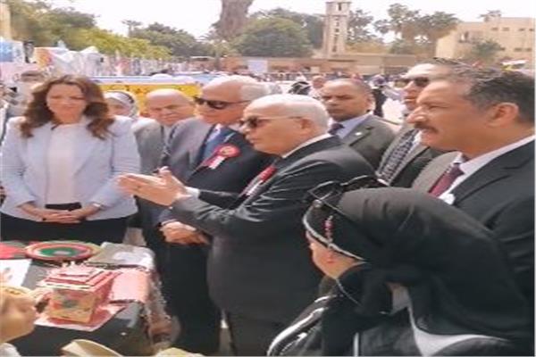  وزير التعليم يتفقد معرض قادرون مبدعون